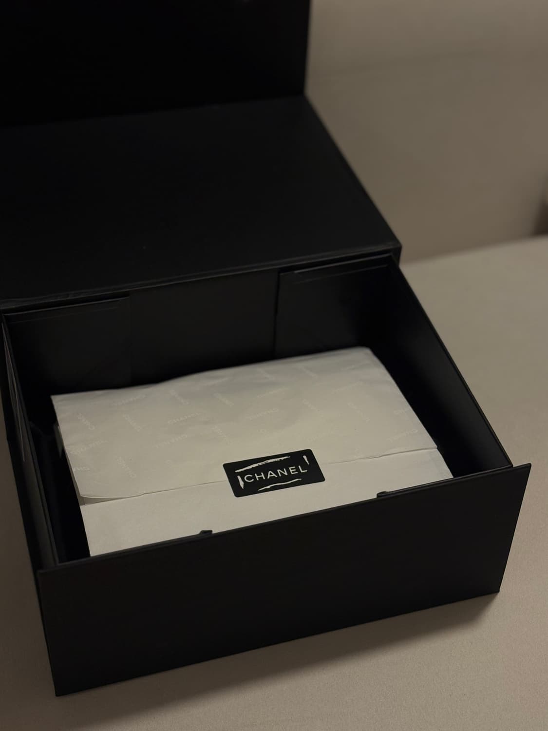 샤넬 베니티 탑핸들백 블랙 금장 미니백 (새상품) 상품이미지10