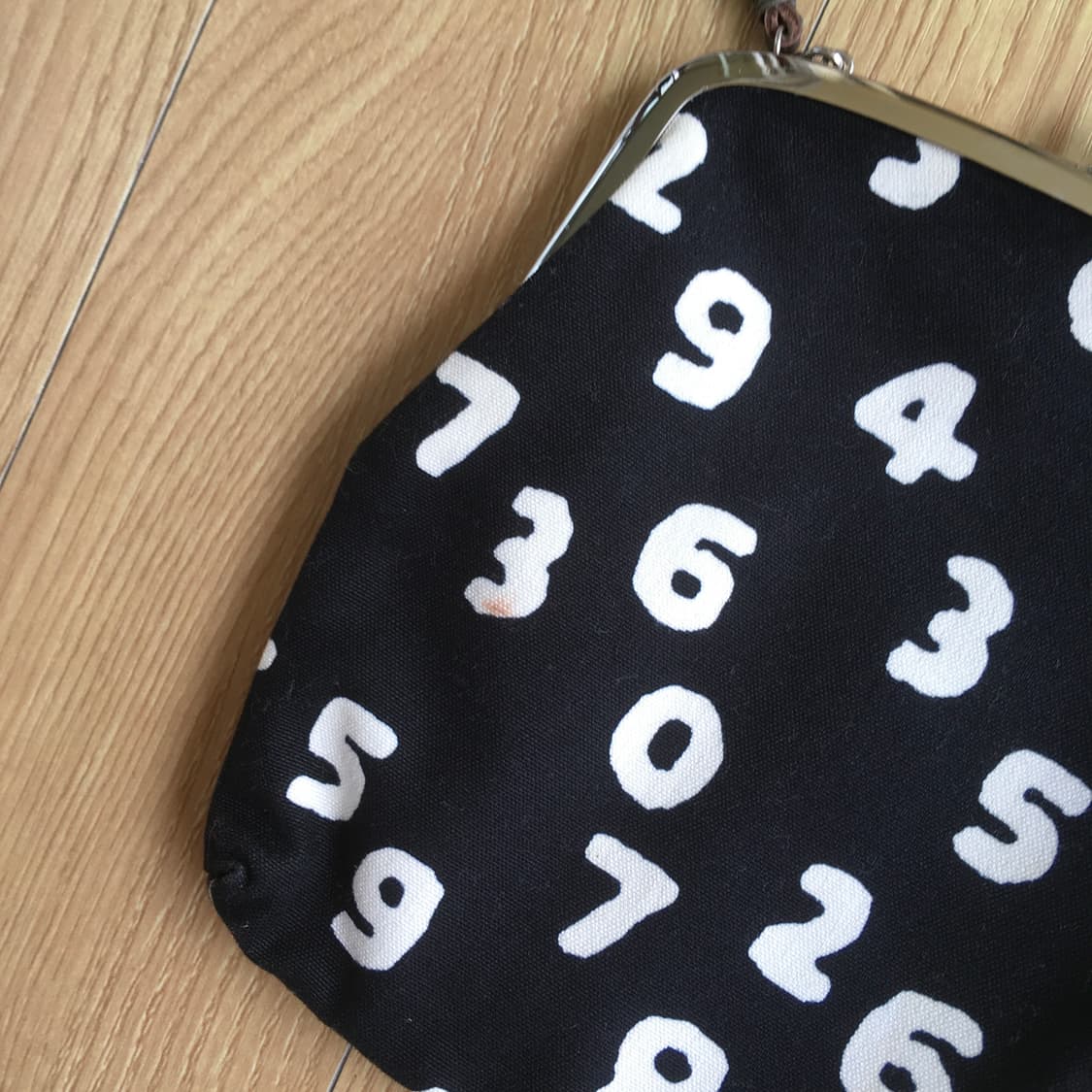 소우소우 크로스백 소우소우가마구치 크로스백 숫자 패턴 블랙 숄더 가방 상품이미지4