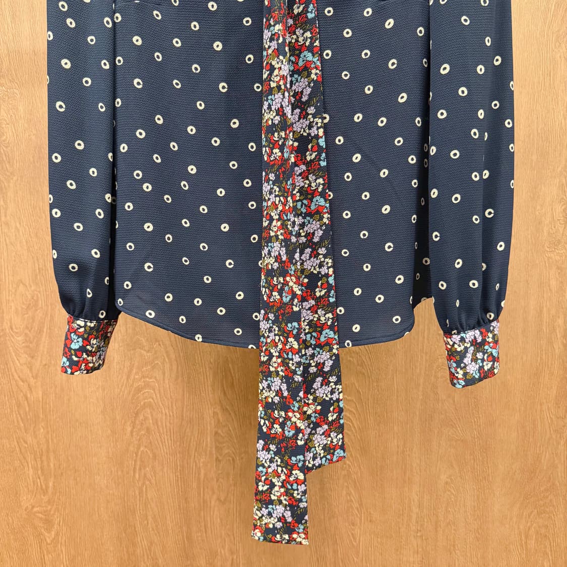 막스앤코 플라워 패턴 도트 믹스 블라우스 리본 타이 넥 디테일 네이비 상품이미지5