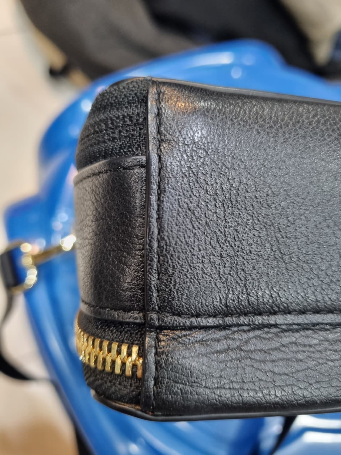 투미 블랙 가죽 크로스백 상품이미지5