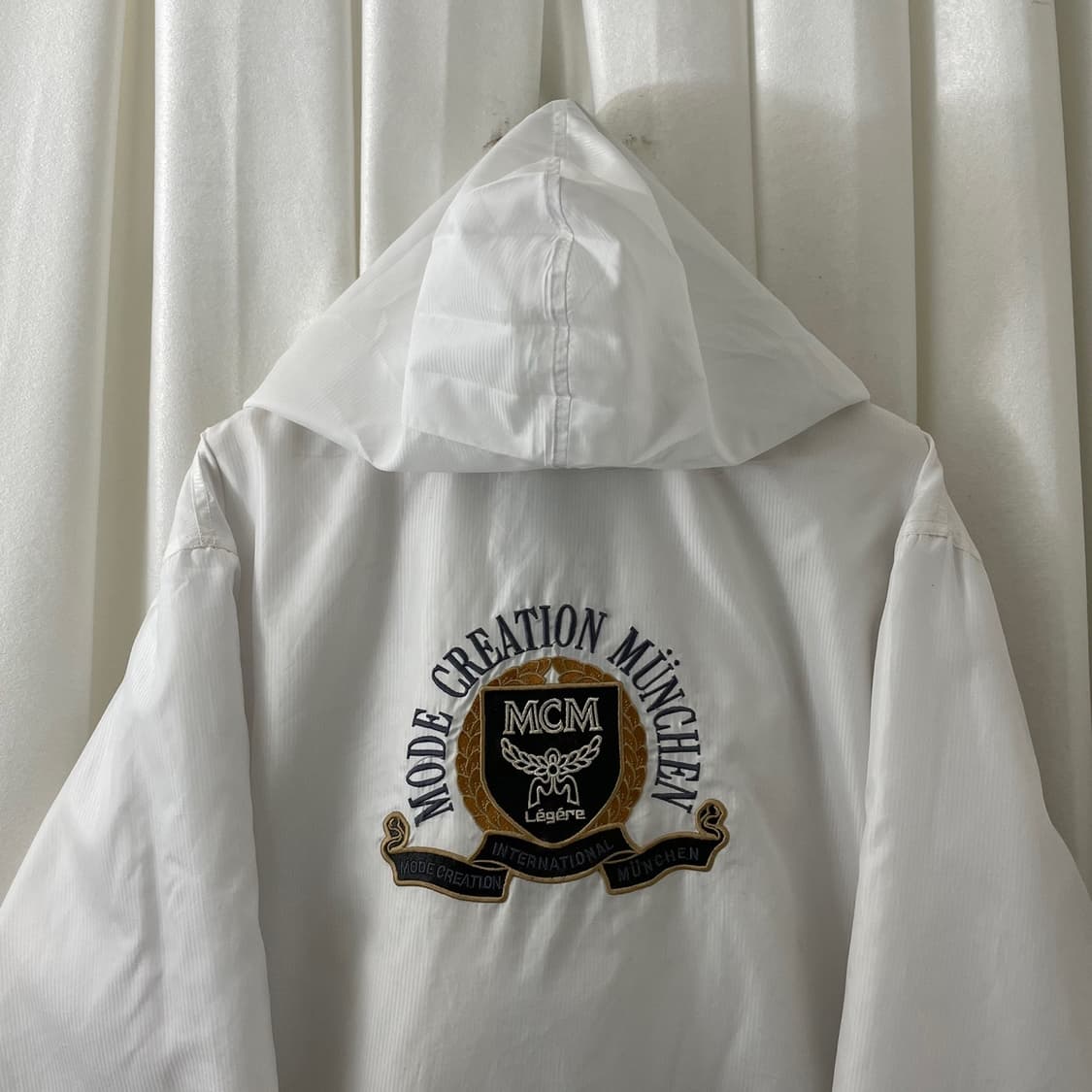MCM 화이트 빅로고 윈드자켓 상품이미지4