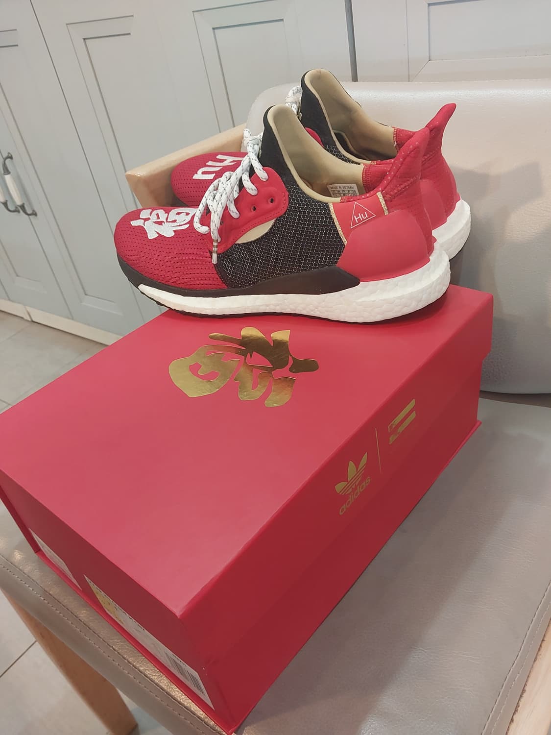 아디다스 x 퍼렐 솔라 Hu 글라이드 M CNY 울트라부스트 상품이미지4