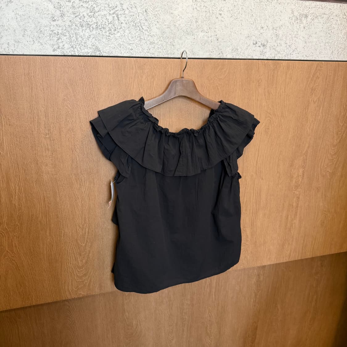 빈티지 브이넥 캡소매 블라우스 티셔츠 프릴 러플 디테일 레귤러핏 블랙 상품이미지2