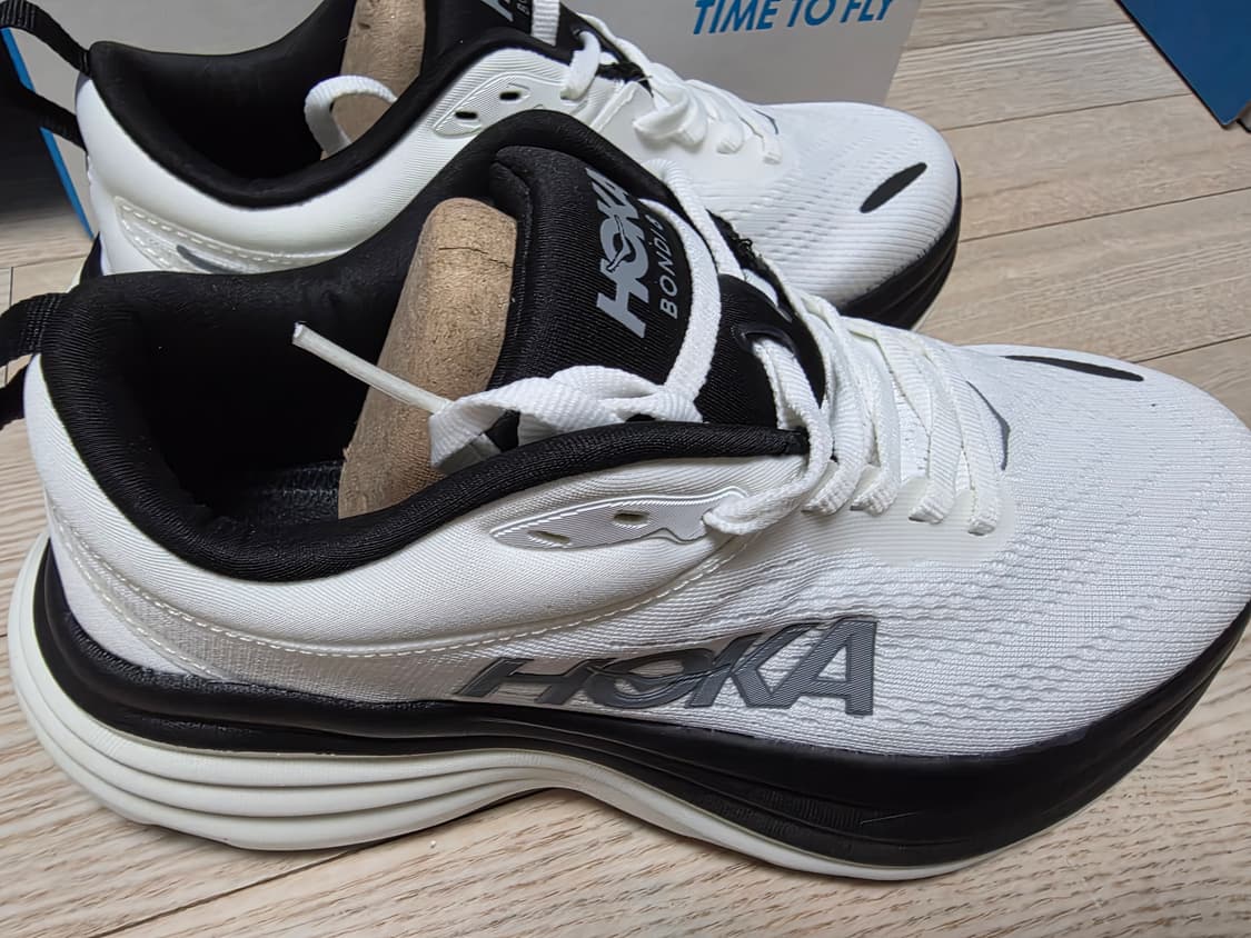 호카 본디8 흰검 색상 런닝화 상품이미지3