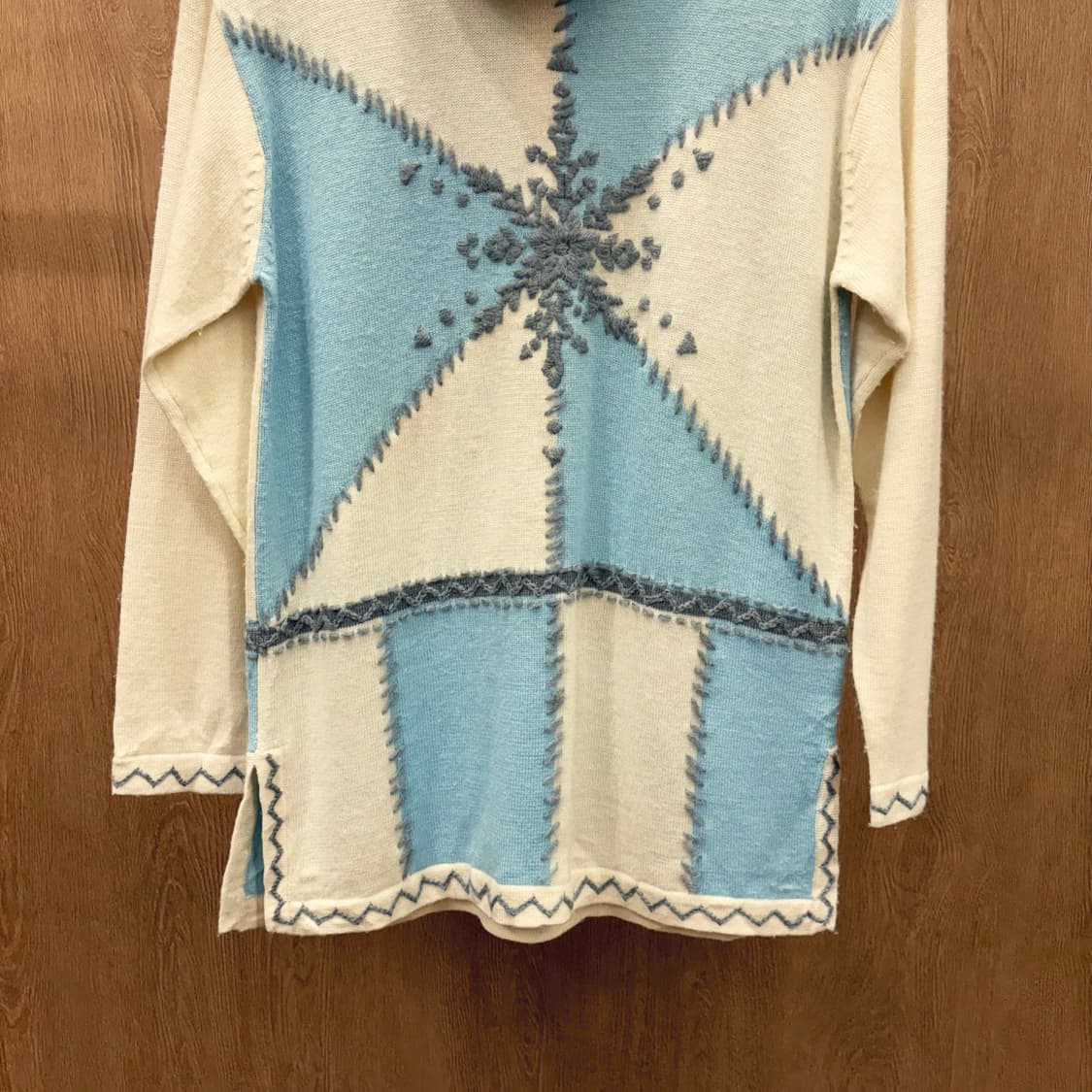 꾸레쥬 터틀넥 긴팔 니트 블루 눈꽃 노르딕 패턴 스티치 디테일 아이보리 상품이미지5