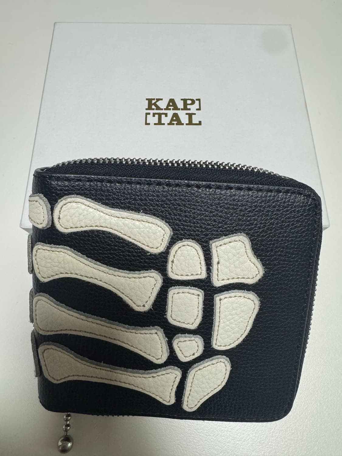 캐피탈 떰즈 업 본 핸드 집 월렛 블랙 상품이미지4