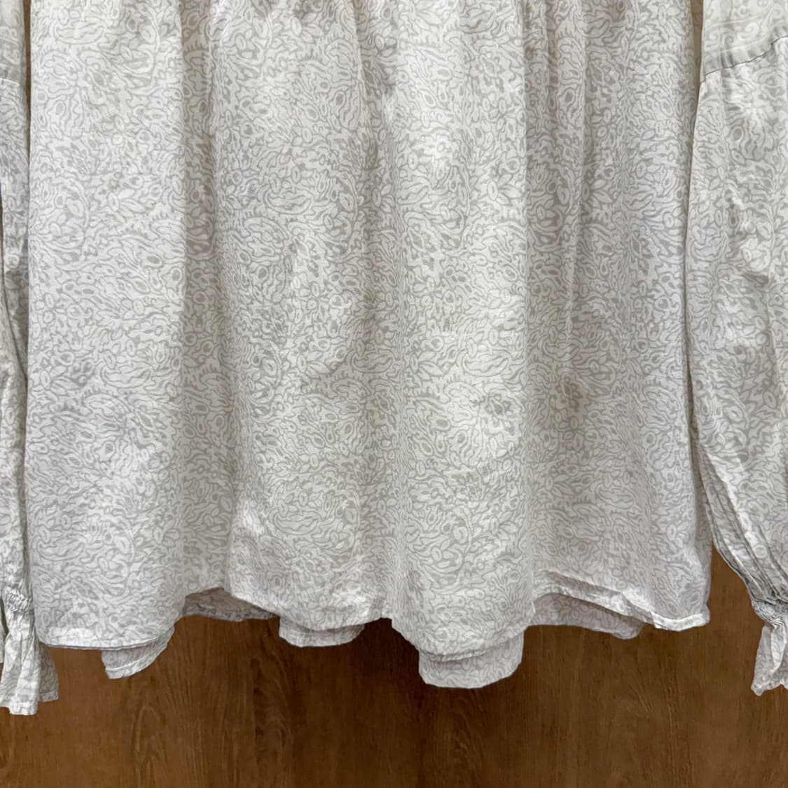 안나수이 유니클로 콜라보 블라우스 셔링 소매 디테일 라운드넥 아이보리 상품이미지5