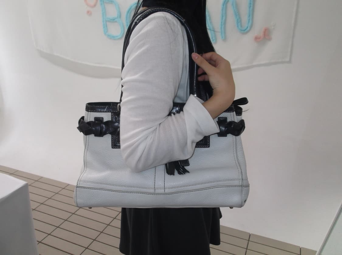 코치 화이트 가죽 숄더백 상품이미지5