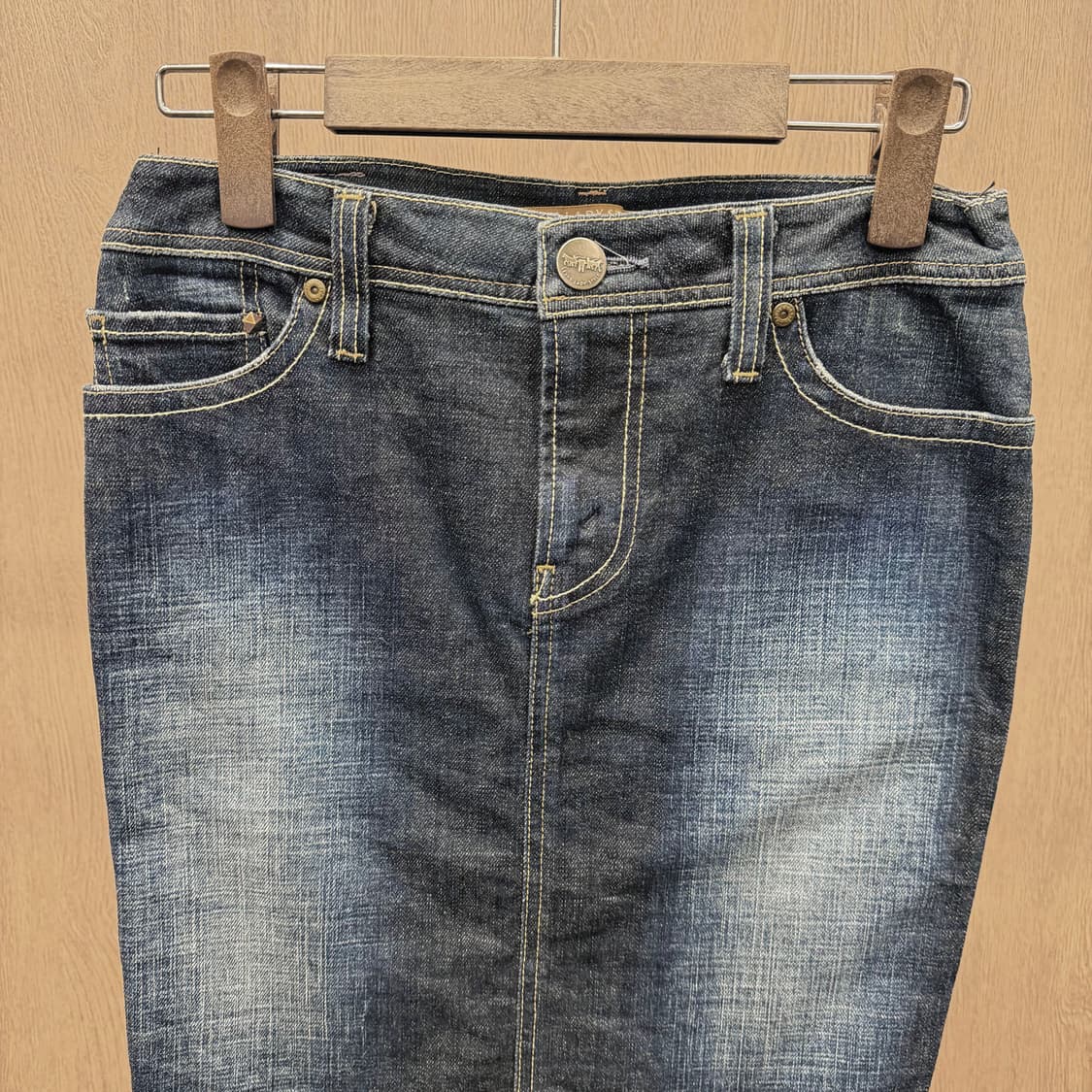 리바이스 데님 미디 스커트 레드 로고 탭 백 슬릿 디테일 H라인 진청 상품이미지4