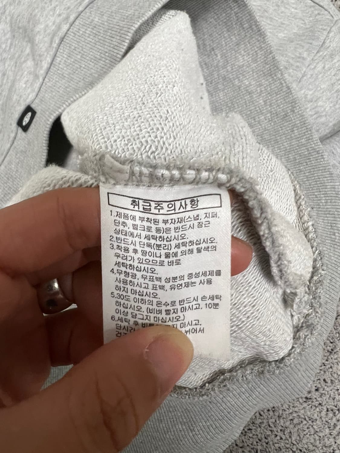 (90) 디스커버리 맨투맨 그레이 상품이미지4