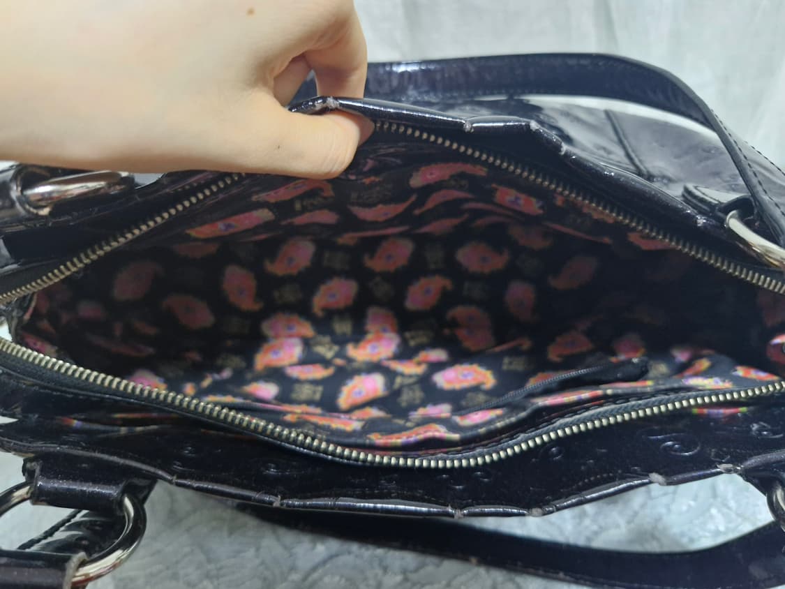 안나수이 빈티지 블랙 에나멜 엠보싱 숄더백 상품이미지4