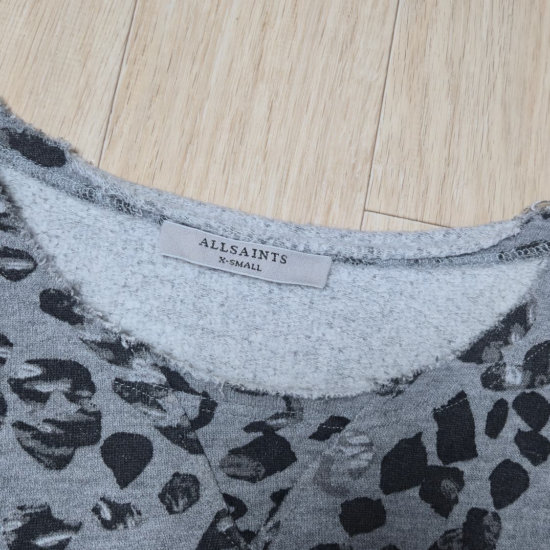 ALLSAINTS  레오파드 그레이 크롭 맨투맨 상품이미지3