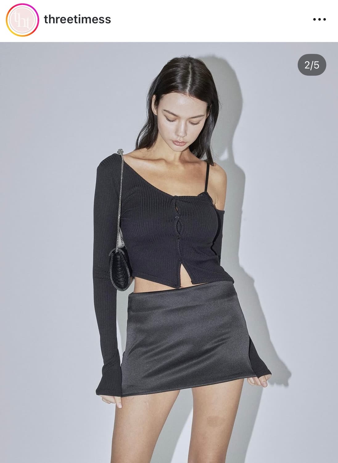 쓰리타임즈 원 숄더 버튼 티 베이지 그레이 상품이미지4