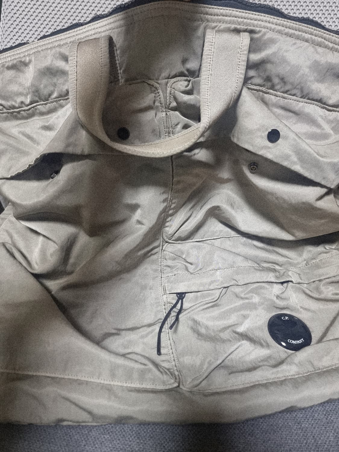 C.P컴퍼니 나일론B 숄더백 퍼지그레이 헬멧백  상품이미지1