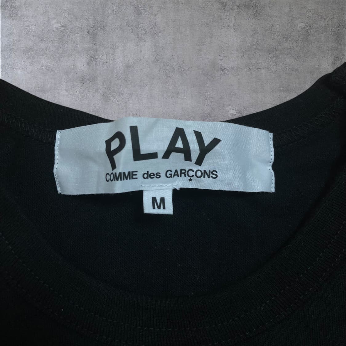 꼼데가르송 하트 와펜 스몰 로고 블랙 반팔티 상품이미지3