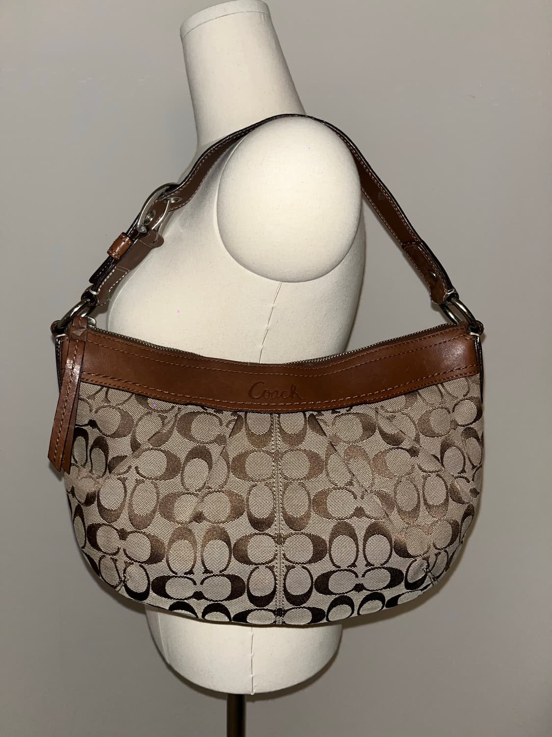 Coach Beige Half Moon Bag 상품이미지1