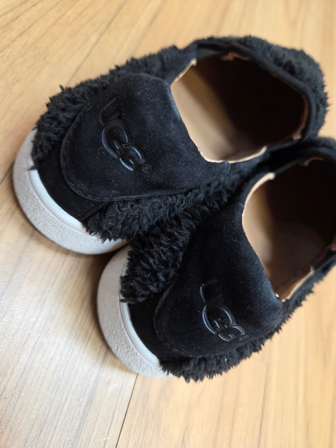 어그 플러피 슬립온 블랙 색상 240mm입니다. 부드러운 양털 안감으로  상품이미지3