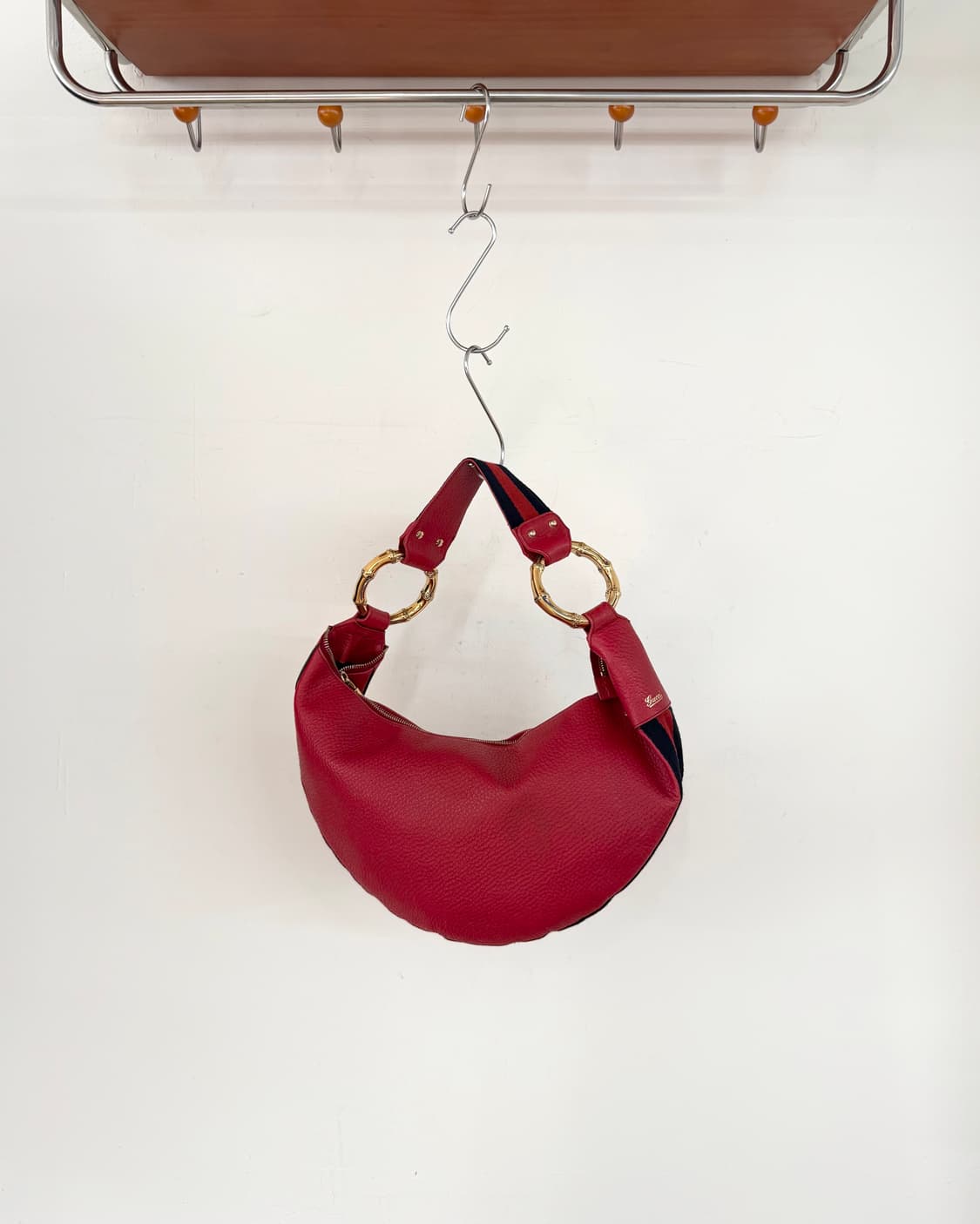 구찌 레드 페블드 하프문 밤부링 호보백 상품이미지4