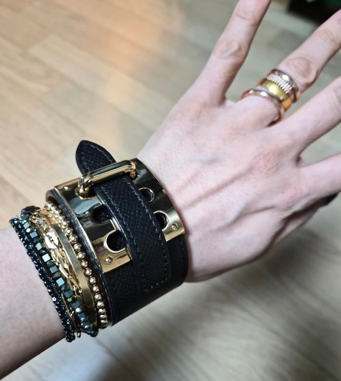 통가죽 블랙 금장 팔찌 상품이미지1