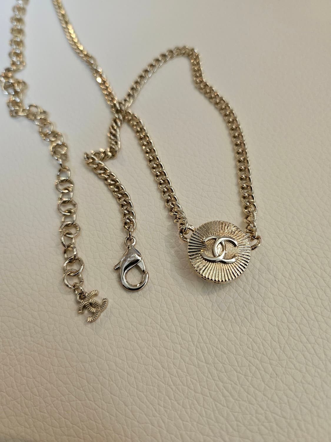 샤넬 화이트레진 CC 체인목걸이 골드 업사이클링 상품이미지6