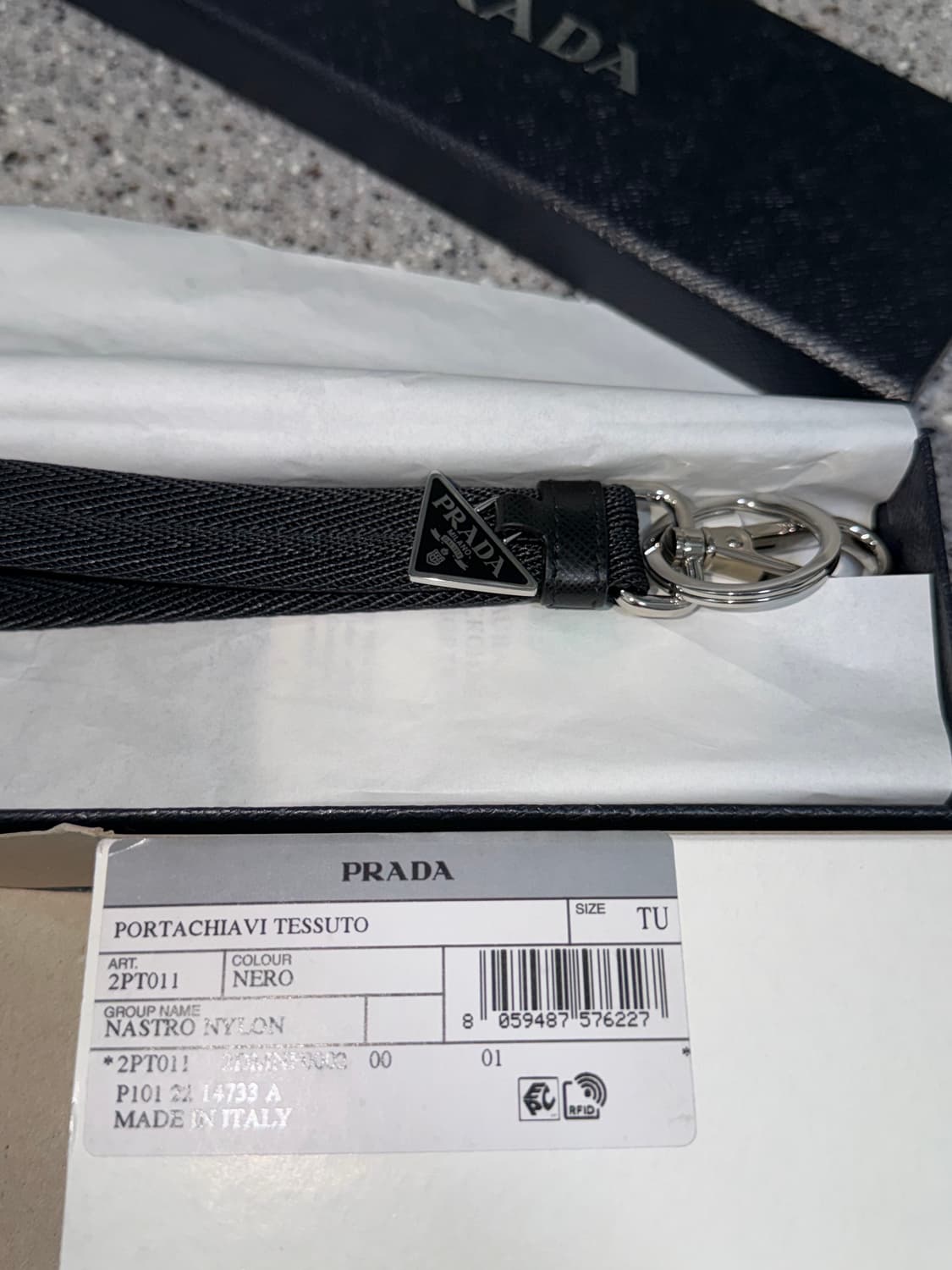 프라다 로고 키홀더(키링) 블랙 새상품 상품이미지2