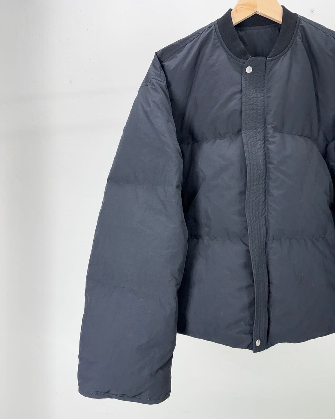 질샌더 블랙 패디드 쇼트 라이티 봄버 자켓 상품이미지2