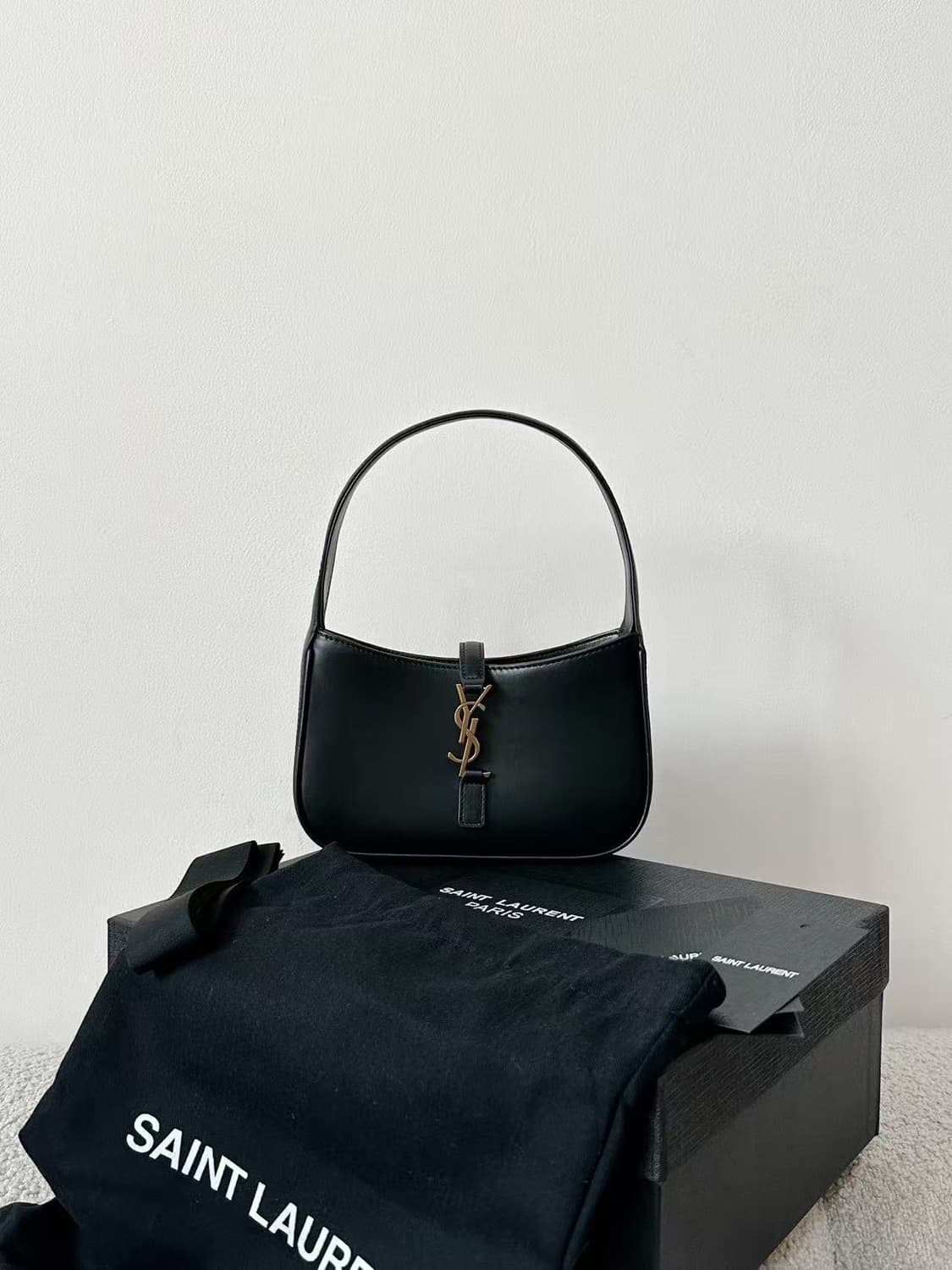 생로랑 스무스 레더 르 5 아 7 미니 호보백 블랙 상품이미지1