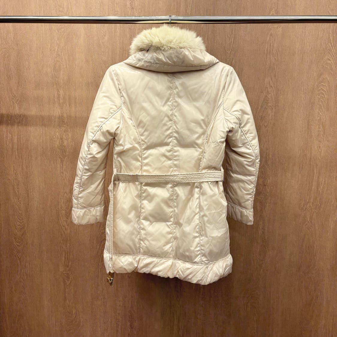 막스마라 위켄드 하프 패딩 코트 퍼 트리밍 백 스트랩 디테일 아이보리 상품이미지3