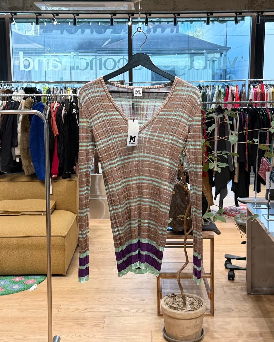 미쏘니 브라운 스트라이프 브이넥 니트  상품이미지1