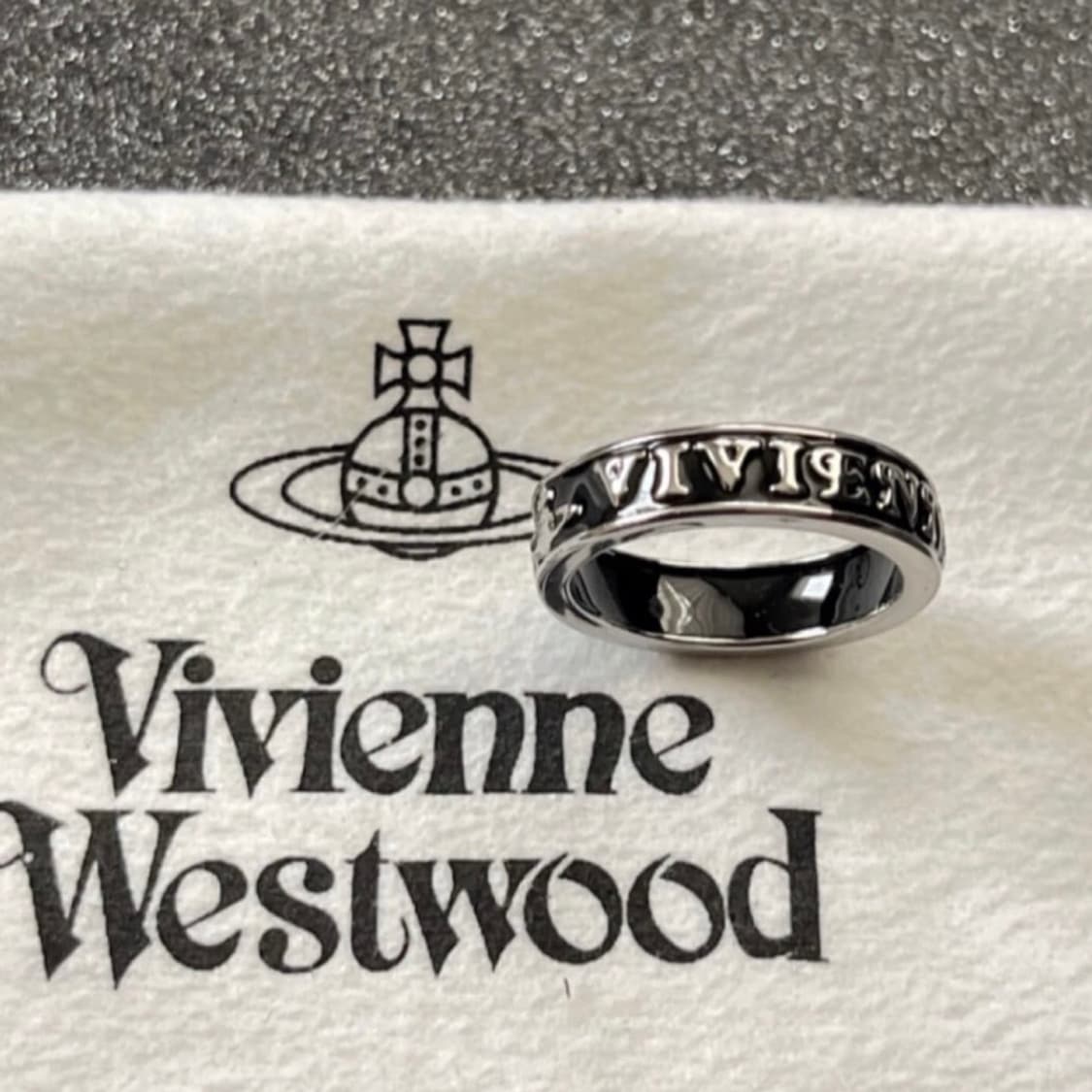 비비안웨스트우드 아카이브 레터링 orb로고 각인 블랙실버링 반지 상품이미지3