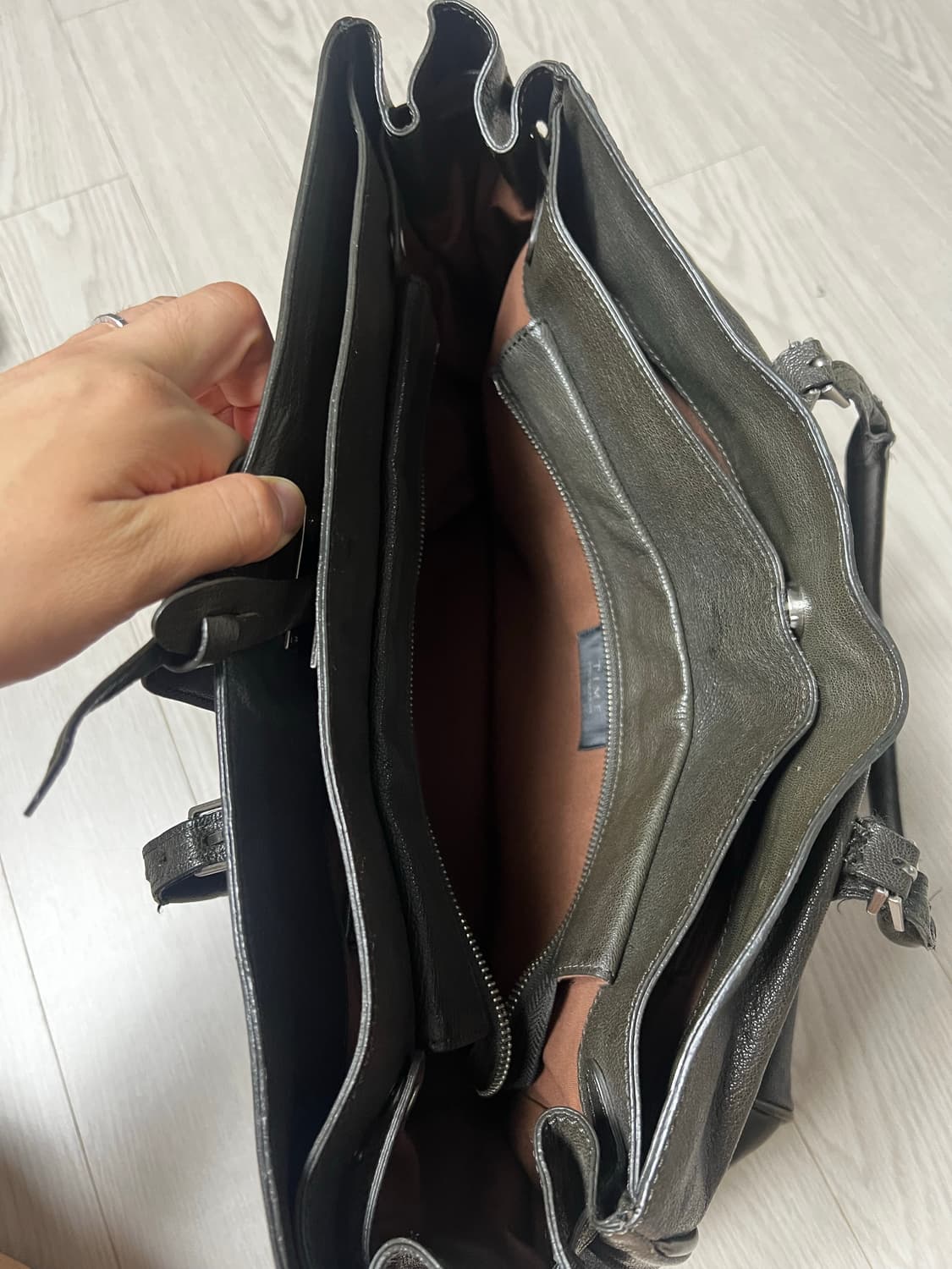 타임 카프스킨 레더 토트백(카키브라운) 상품이미지4