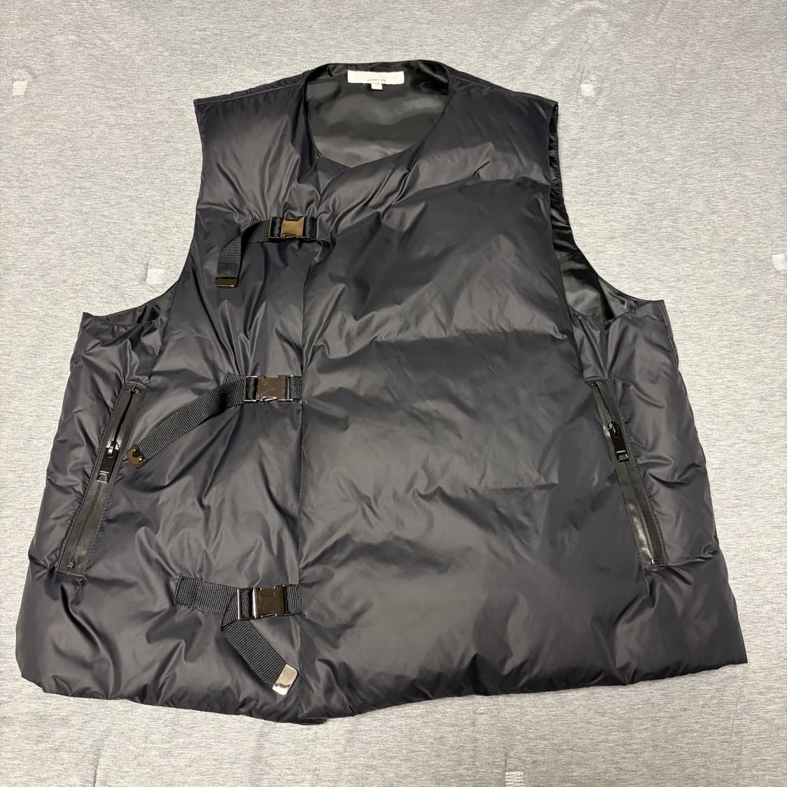 [1] 아트이프액츠 버클 패딩푸퍼조끼 상품이미지1