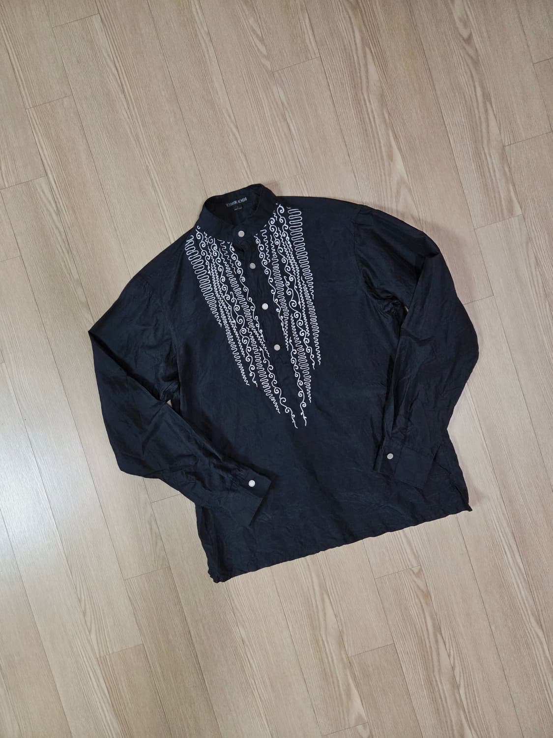 요시유키 코니시 재팬 블랙 실크 헨리넥 셔츠 상품이미지3