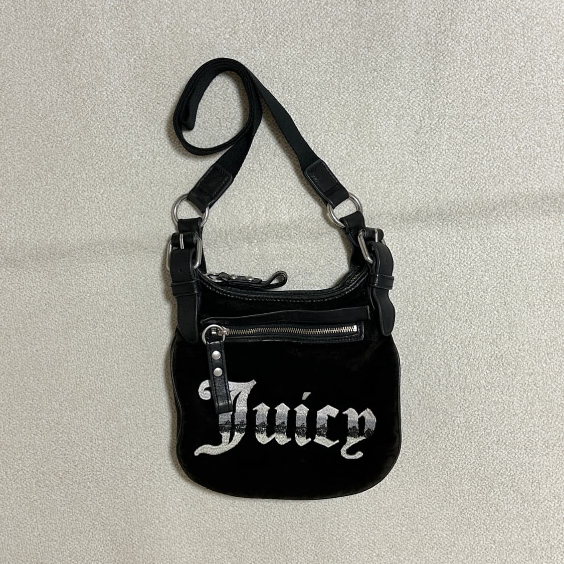 쥬시 꾸뛰르 벨벳 크로스백 상품이미지1