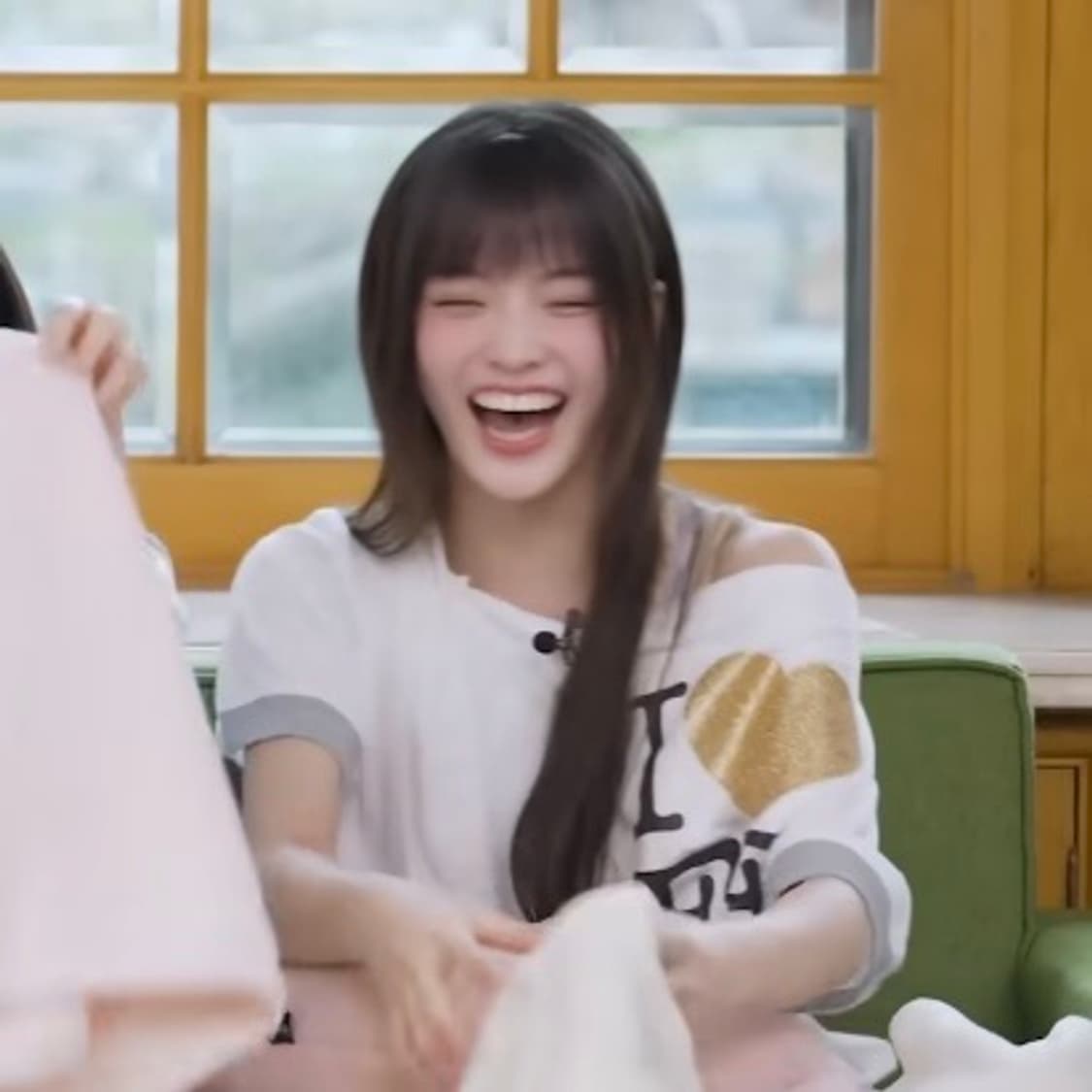 (아일릿 로하 착용) 샵페어리 카울넥 버튼 티셔츠 상품이미지3