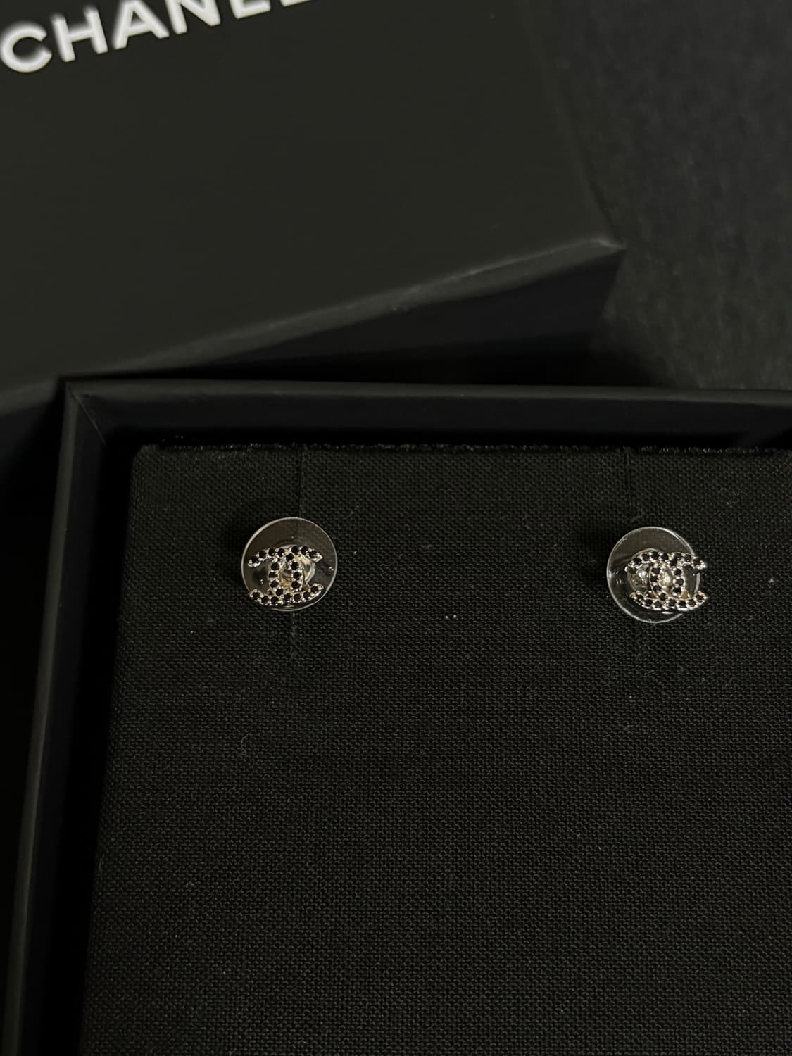 샤넬 정품 cc로고 업사이클링 블랙 스톤 미니 귀걸이 상품이미지3