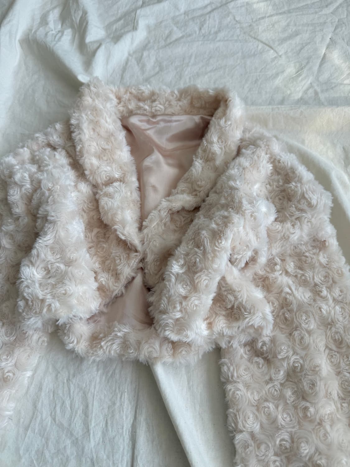 라이트베이지 폭닥 러블리 로걀 뽀용 크롭 볼레로 상품이미지4