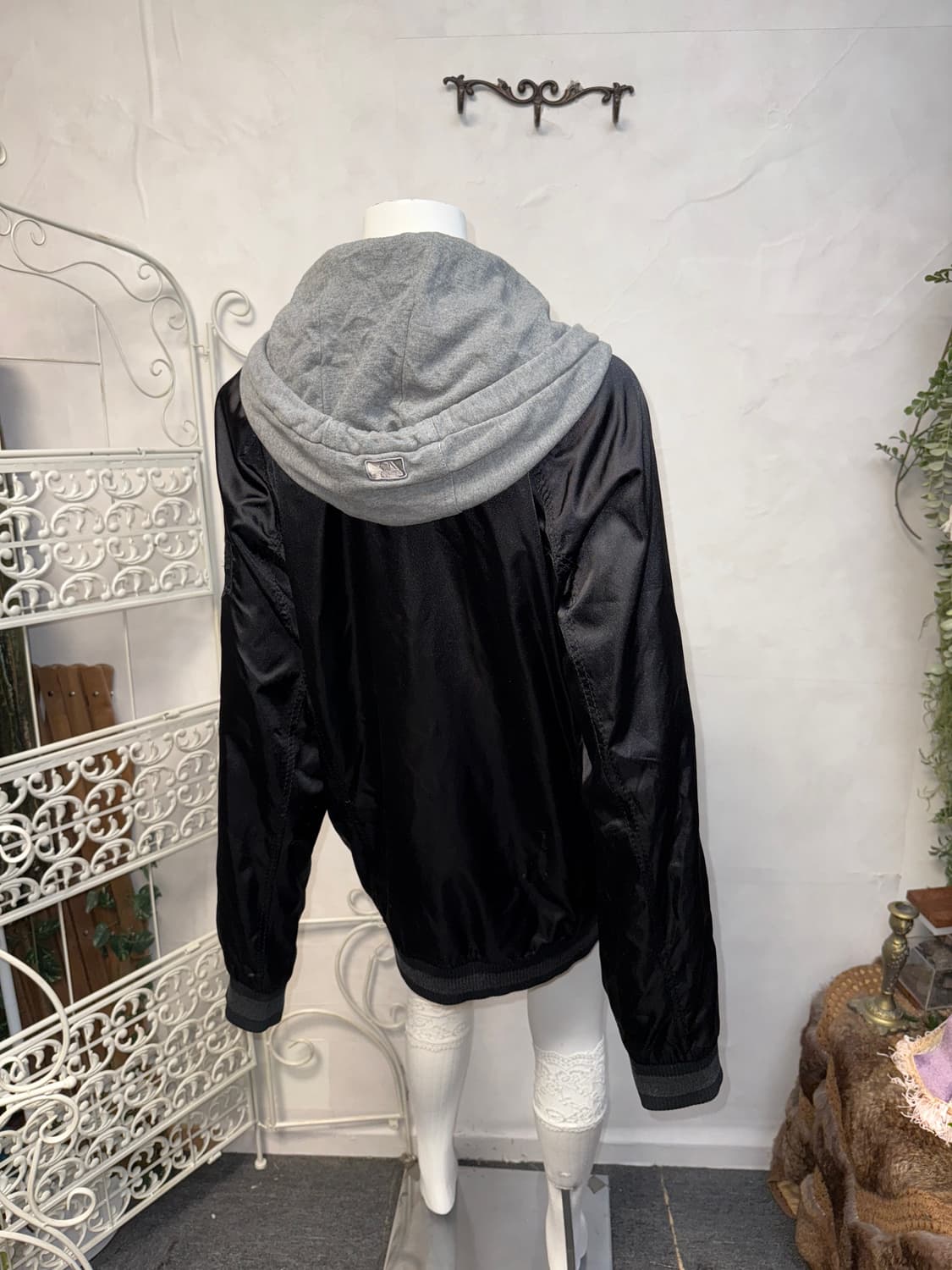 MLB black yankees hood layered over jk 상품이미지7