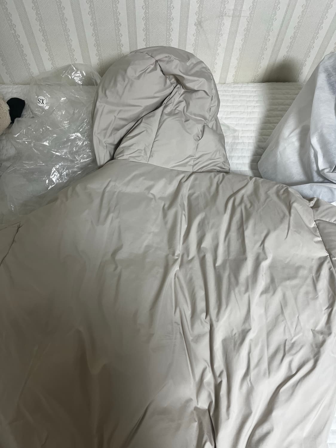 아모멘토 후디드 다운 푸퍼 패딩 에크루 상품이미지8