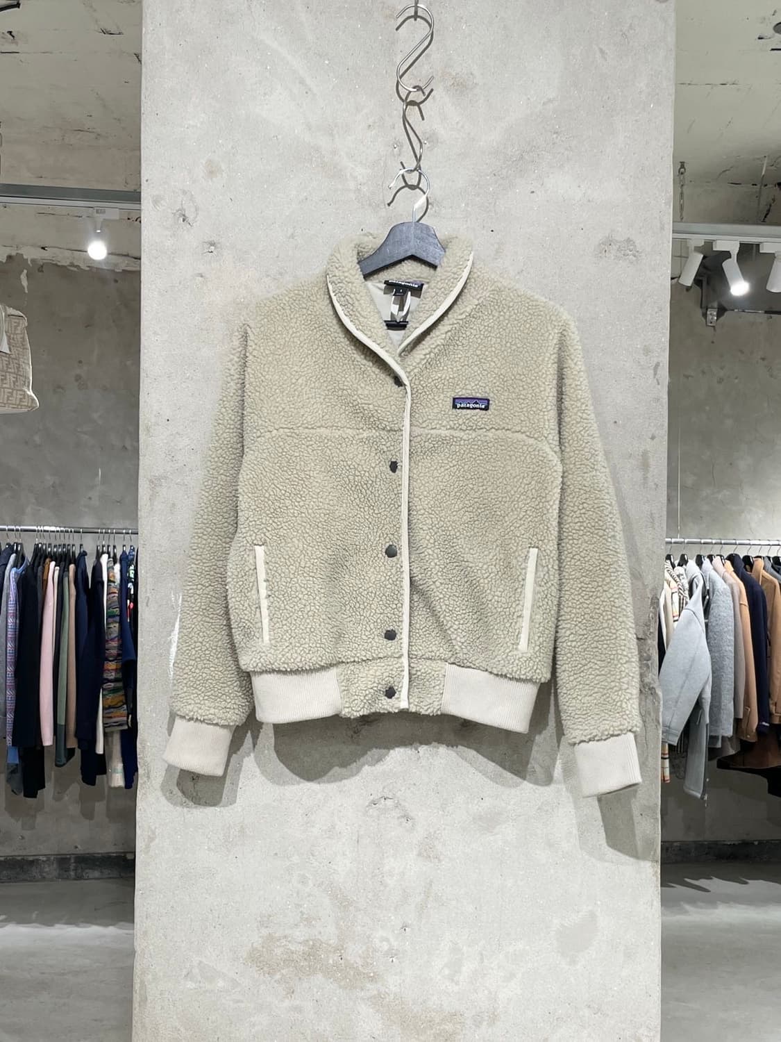 파타고니아 베이지 스냅 버튼 숄 카라 플리스 상품이미지1