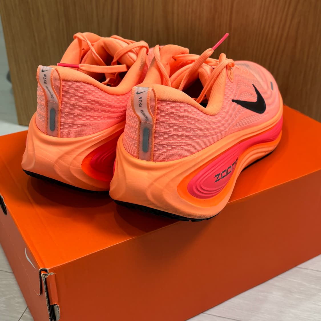 (280) 나이키 보메로 플러스 오렌지 펄스 핫 라바 상품이미지4