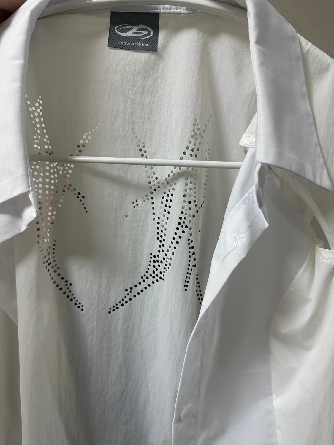 허그유어스킨 컷아웃 화이트 셔츠 Cut-out nylon shirts 상품이미지2