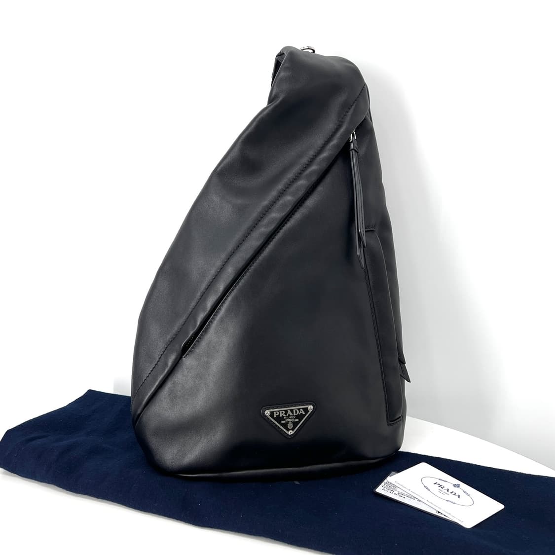 프라다 삼각로고 레더 슬링백 백팩 블랙 (2VZ092) 상품이미지1