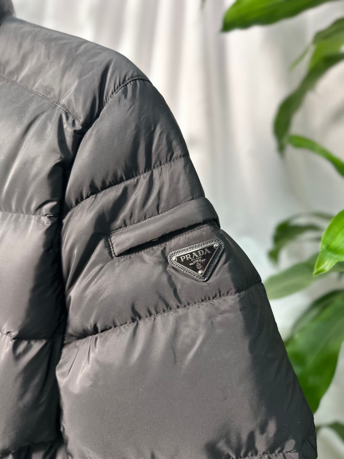 [정품] 프라다 트라이앵글 로고 다운 패딩 상품이미지3