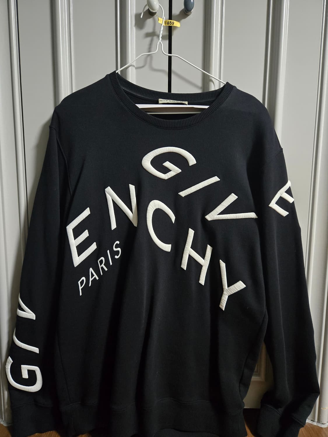 지방시 스웨트셔츠 판매합니다 상품이미지1