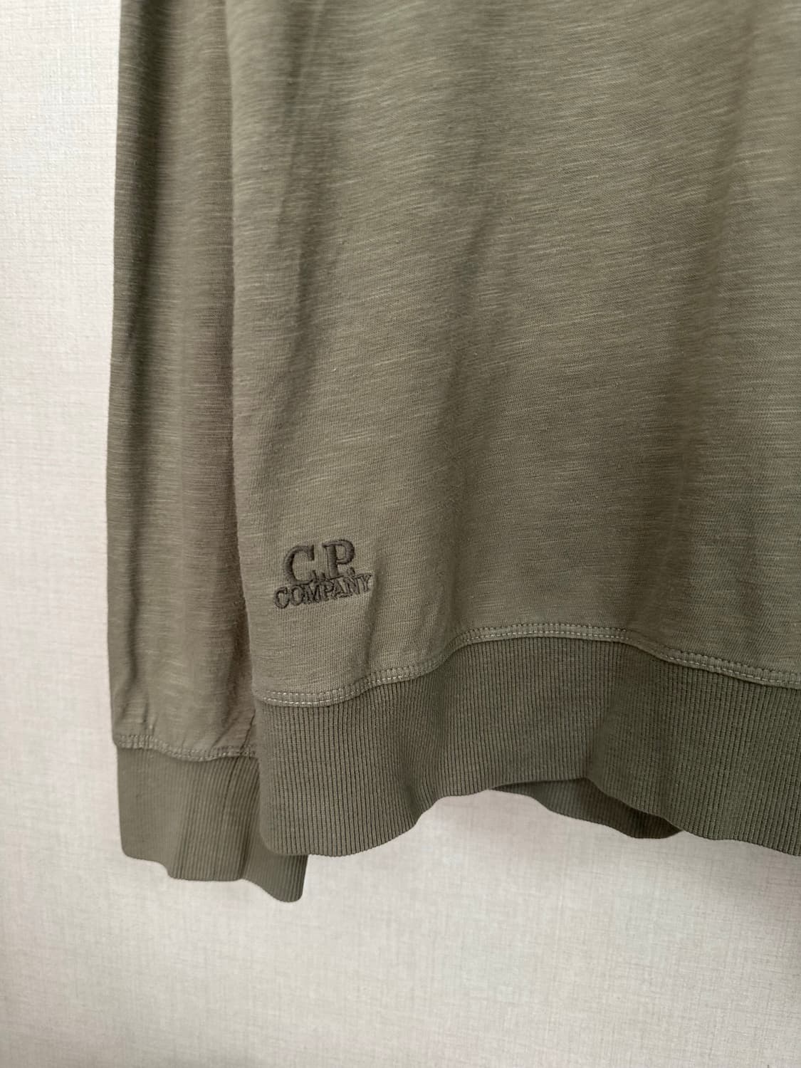 C.P. 컴퍼니 렌즈 와펜 맨투맨 카키 100 상품이미지2