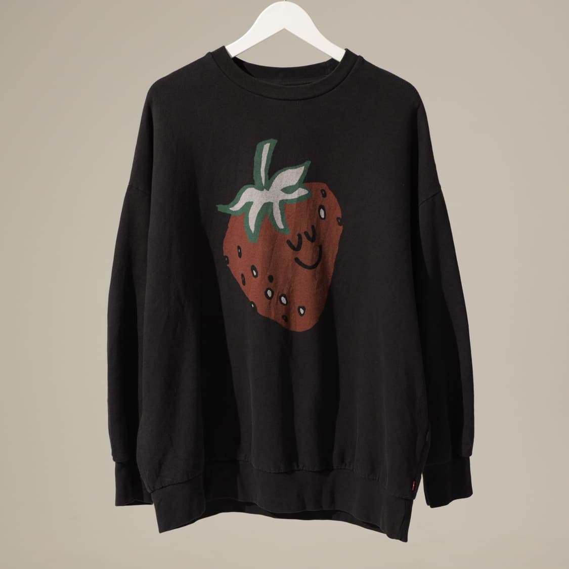 리바이스 스트로베리 그래픽 맨투맨 상품이미지1