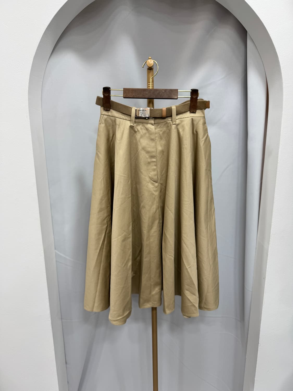 프라다 치노 미디 삼각로고 스커트 36사이즈 상품이미지1