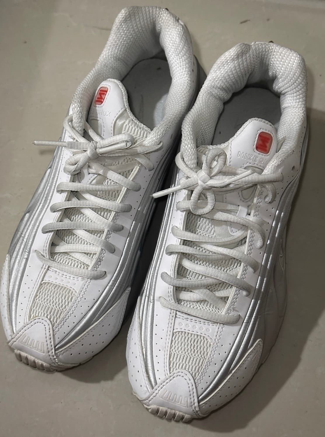 나이키 샥스 R4 화이트 앤 메탈릭 플래티넘 250 상품이미지2