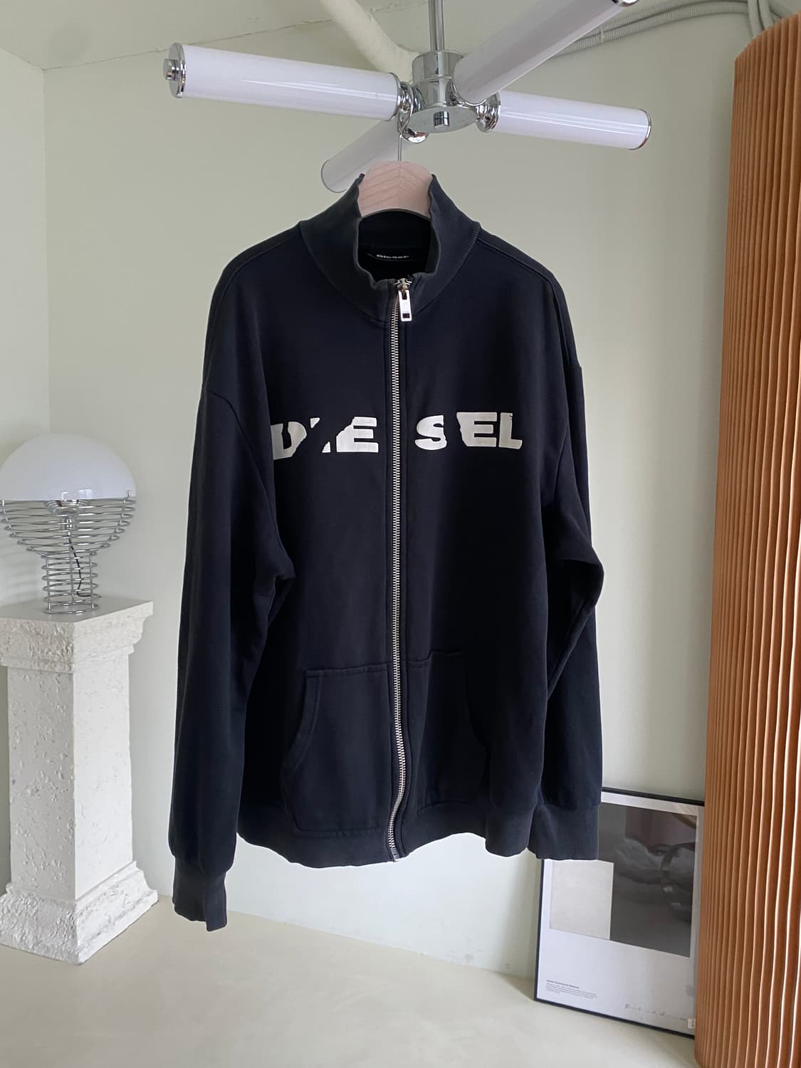 디젤 로고 하이넥 스웻 집업 상품이미지1